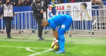 尤文跟队：加蒂扭伤膝盖，今天将接受检查